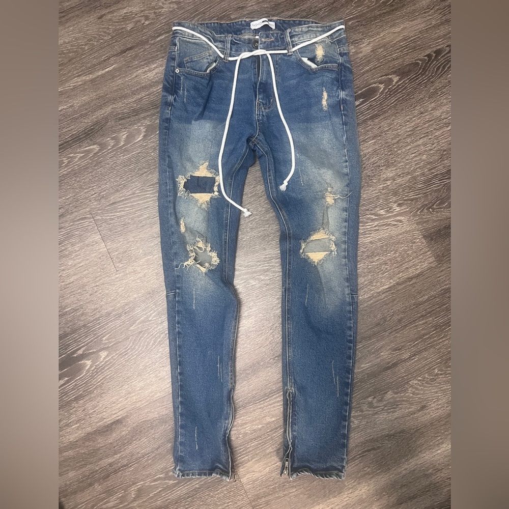Skinny Jeans Medium wash with distressed knees